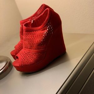 Red wedges size 8